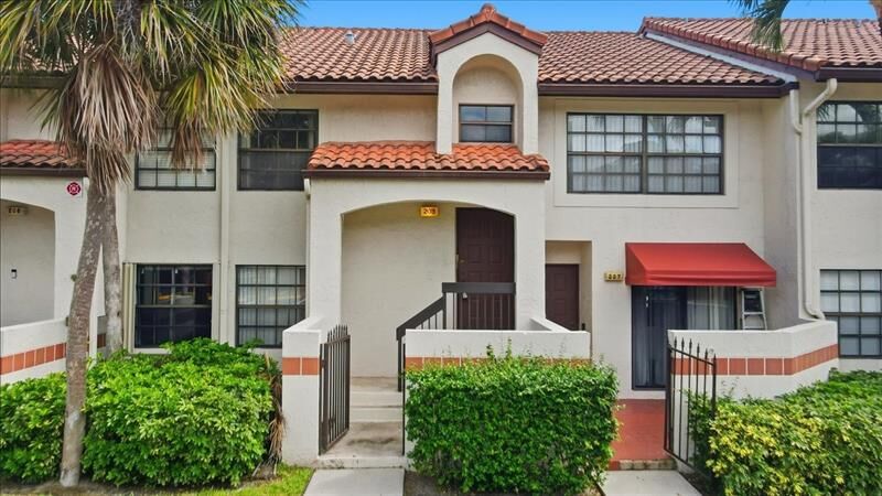 Property Photo:  208 Lincoln Ct 208  FL 33442 