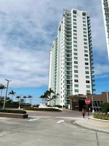 Property Photo: 2641 N Flamingo Rd 2204N FL 33323