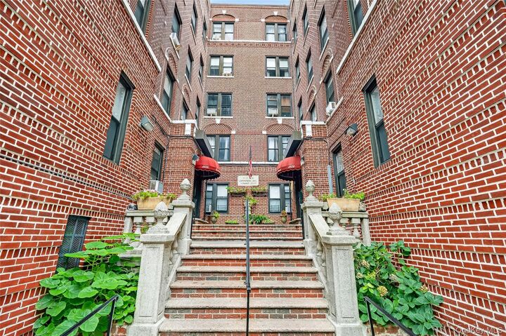 Property Photo:  1976 Lafontaine Avenue 4D  NY 10457 