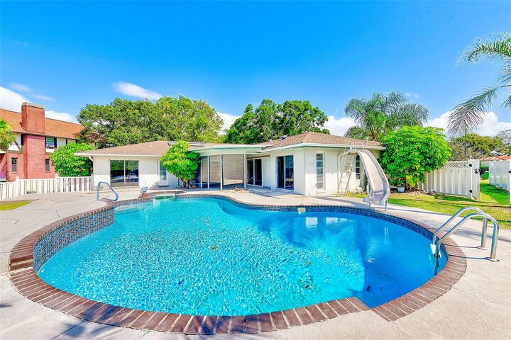 Property Photo:  2441 Roberta Lane  FL 33764