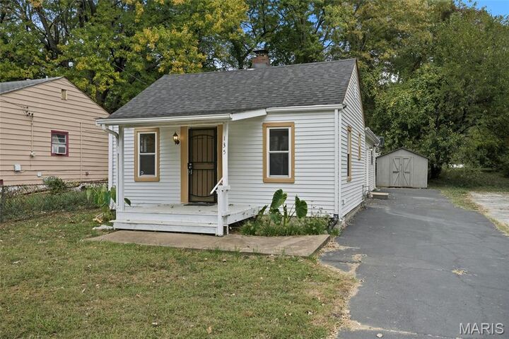 Property Photo: 135 Grether Ave Avenue MO 63135