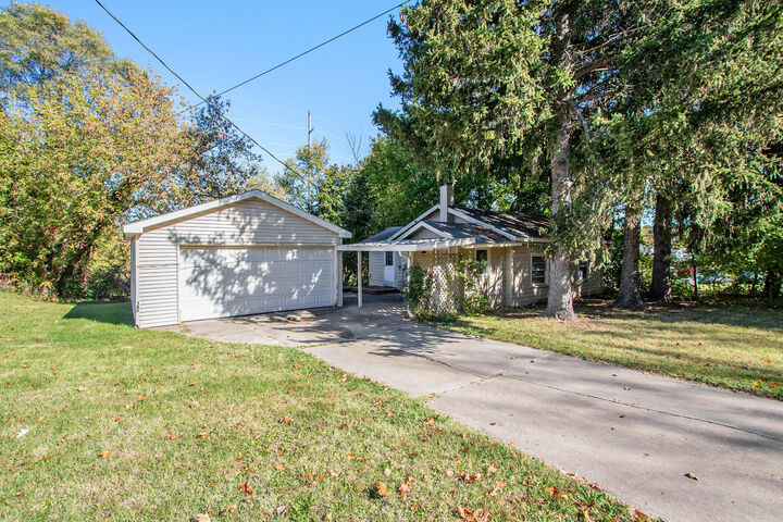 Property Photo:  1005 E Front Street  MI 49107