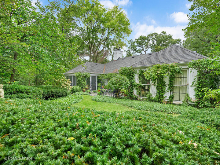 Property Photo: 704 Bittersweet Lane IL 60521