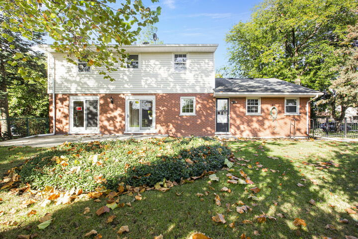 Property Photo:  2829 Briarwood Drive  IL 60005