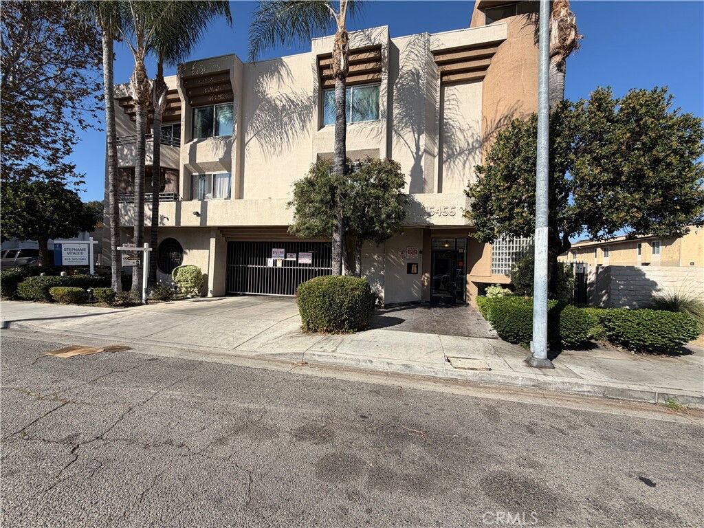 Property Photo: 15455 Sherman Way 11 CA 91406