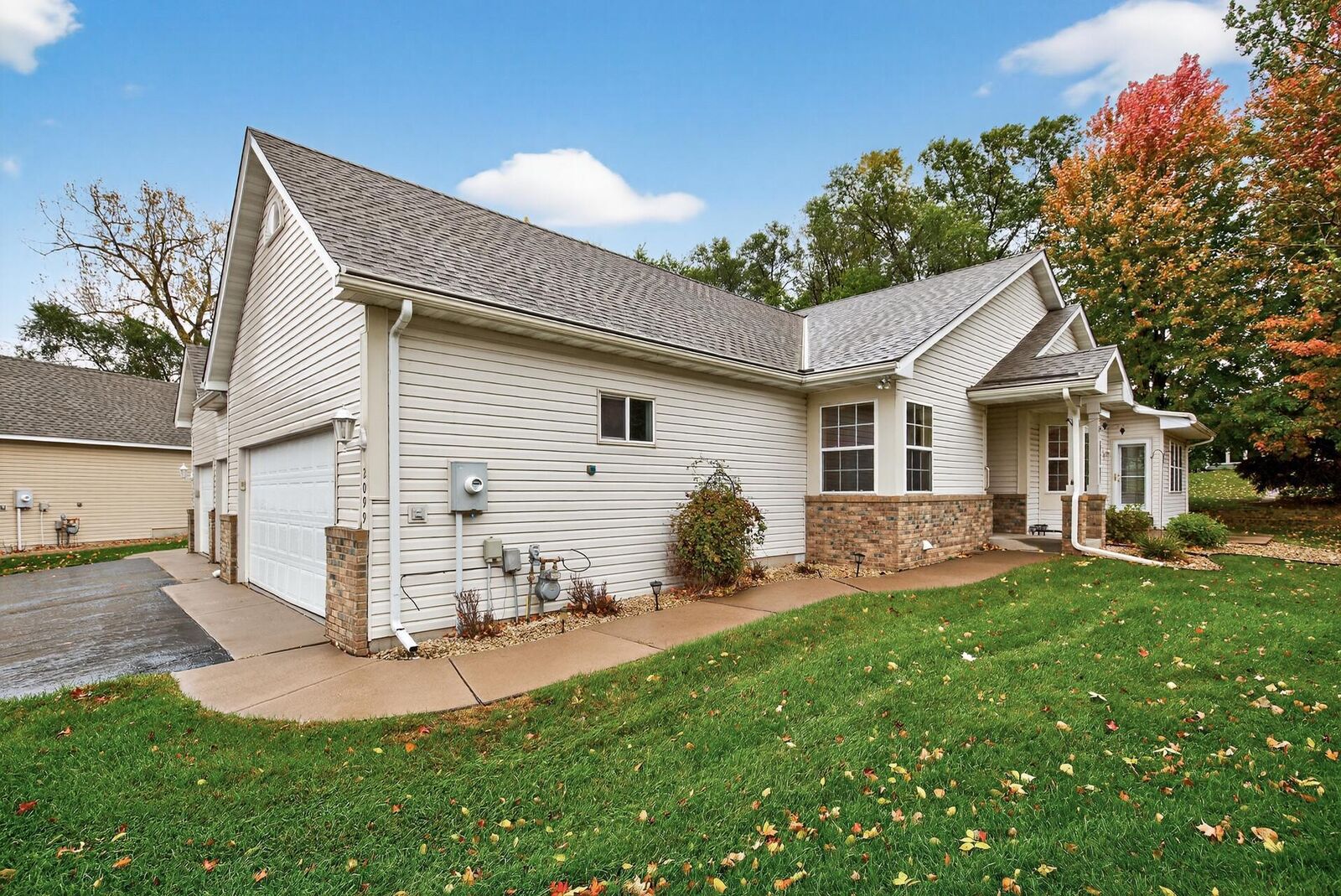 Property Photo:  2099 Albemarle Court N  MN 55113 