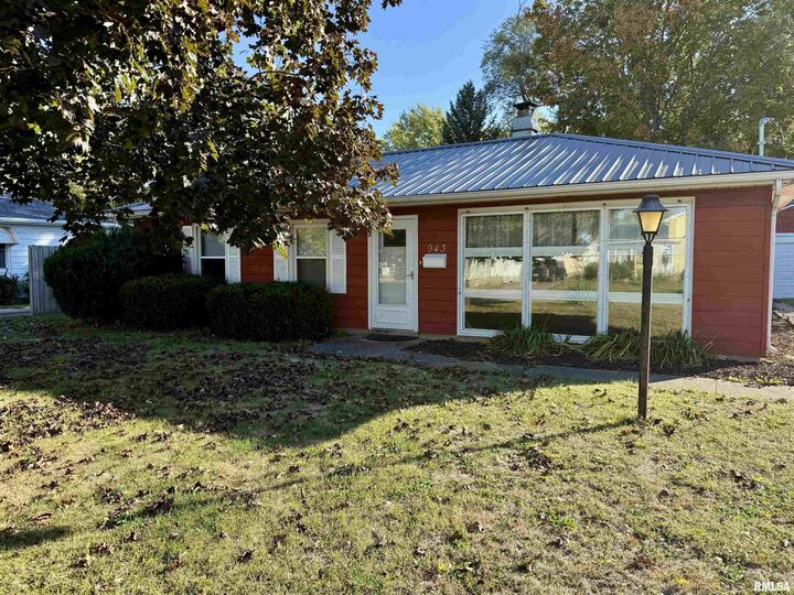 Property Photo: 943 Hawkinson Avenue IL 61401