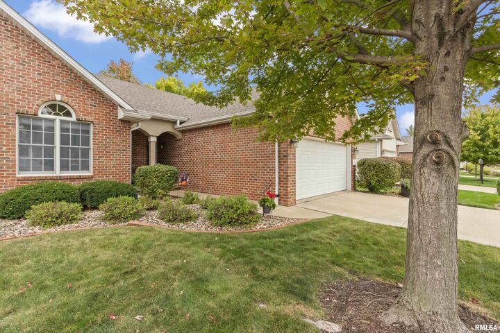 Property Photo: 1925 W Courtside Drive IL 61614