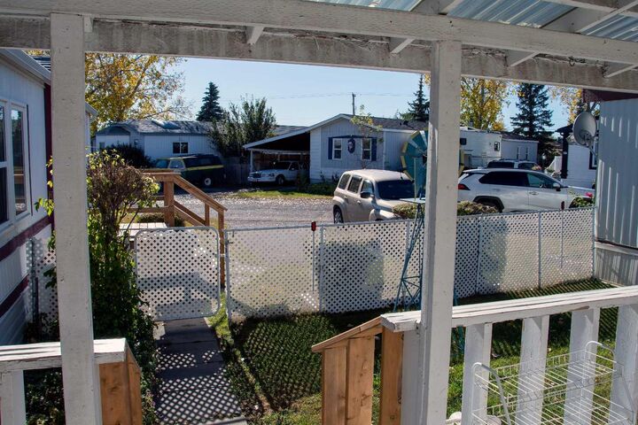 Property Photo:  504 Home Place SE  AB T1V 1K1