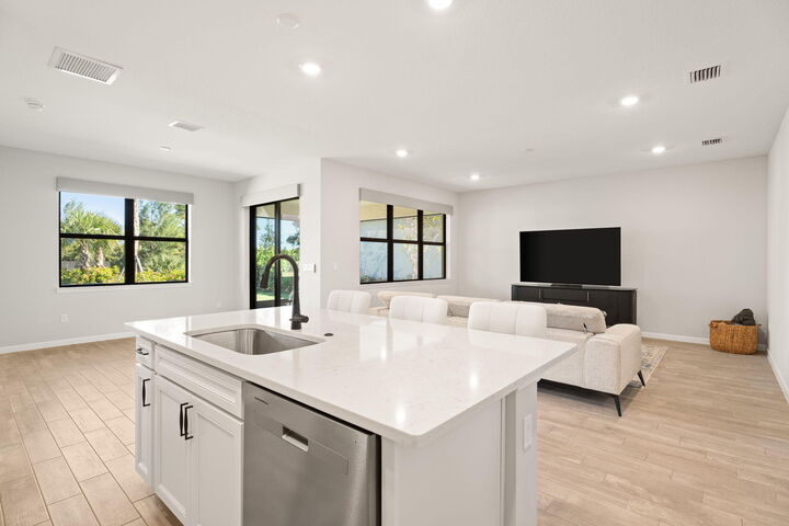 Property Photo:  361 SE Filoli Drive  FL 34984 