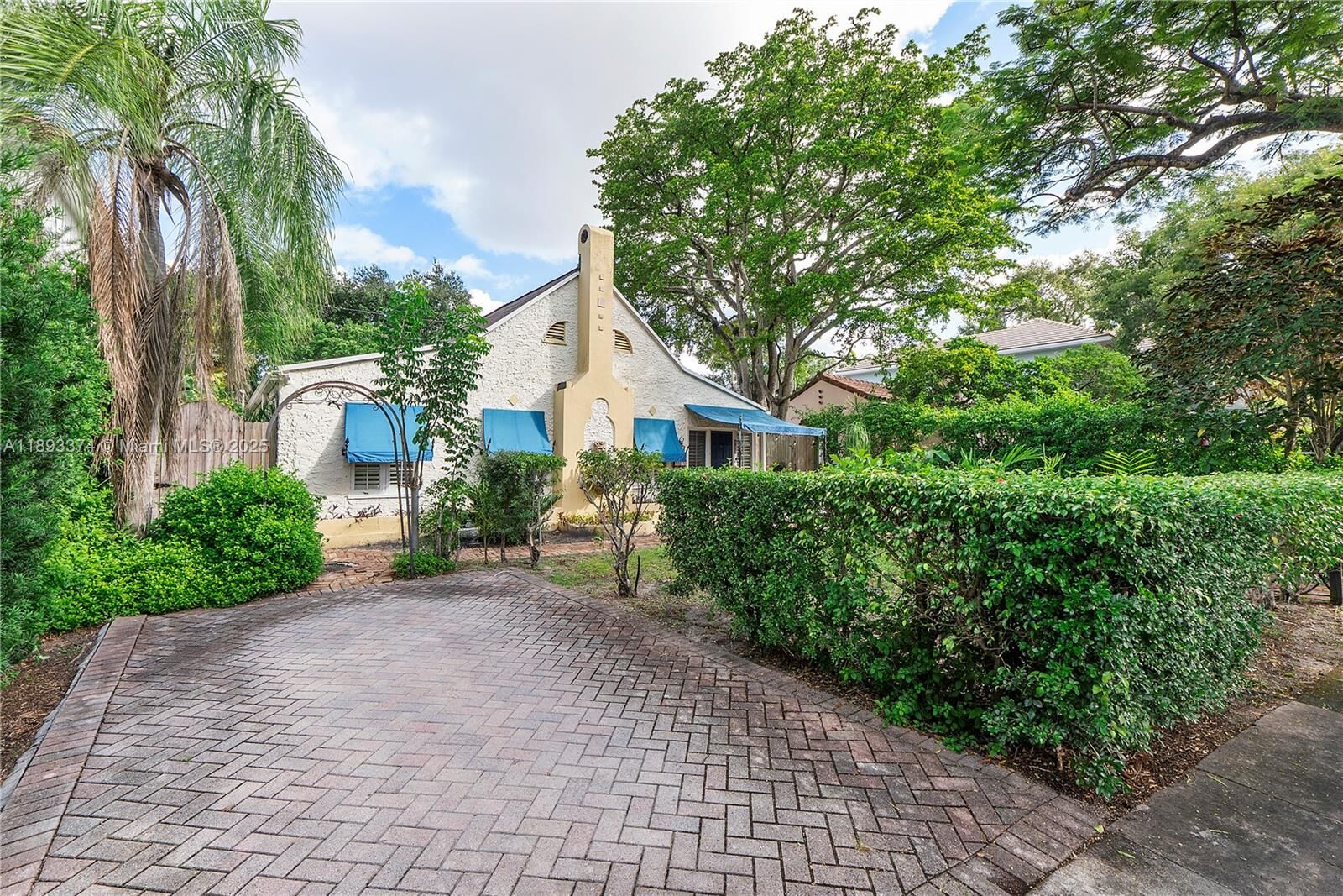 Property Photo: 909 SE 5th Ct FL 33301