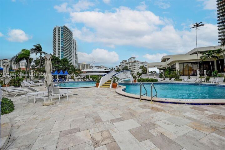 Property Photo: 19707 Turnberry Way 5D FL 33180