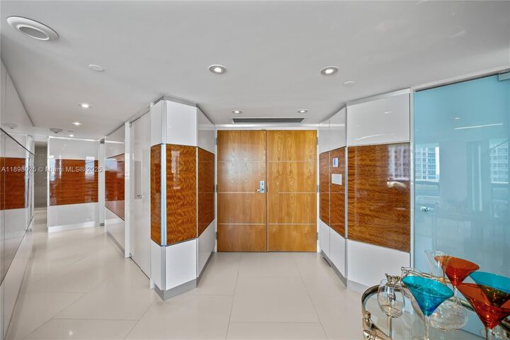 Property Photo: 400 S Pointe Dr 910 FL 33139