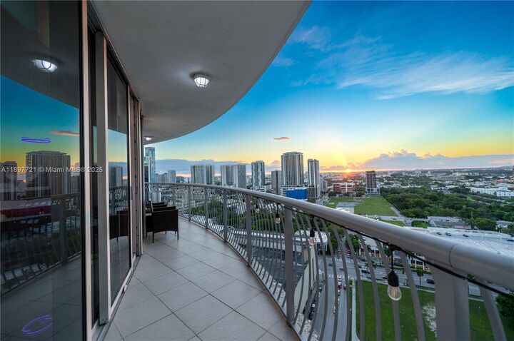 Property Photo:  1750 N Bayshore Dr 2615  FL 33132 