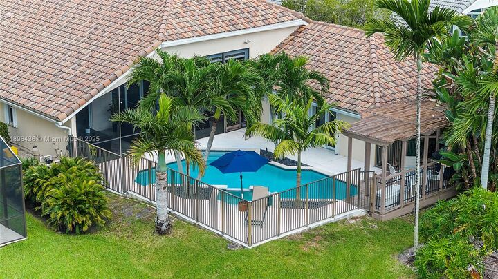 Property Photo:  985 Spoonbill Cir  FL 33326