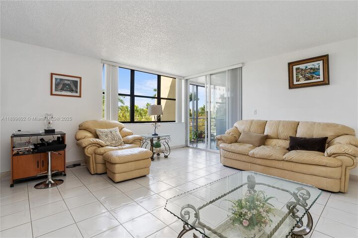 Property Photo: 20401 NE 30th Ave 416-8 FL 33180