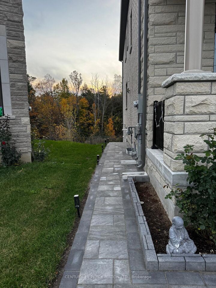 Photo de la propriété:  1438 Mockingbird Square Bsmt  ON L1X 0N8