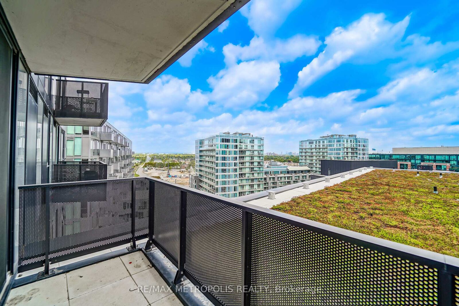 Photo de la propriété:  30 Tretti Way 1113  ON M3H 0E3