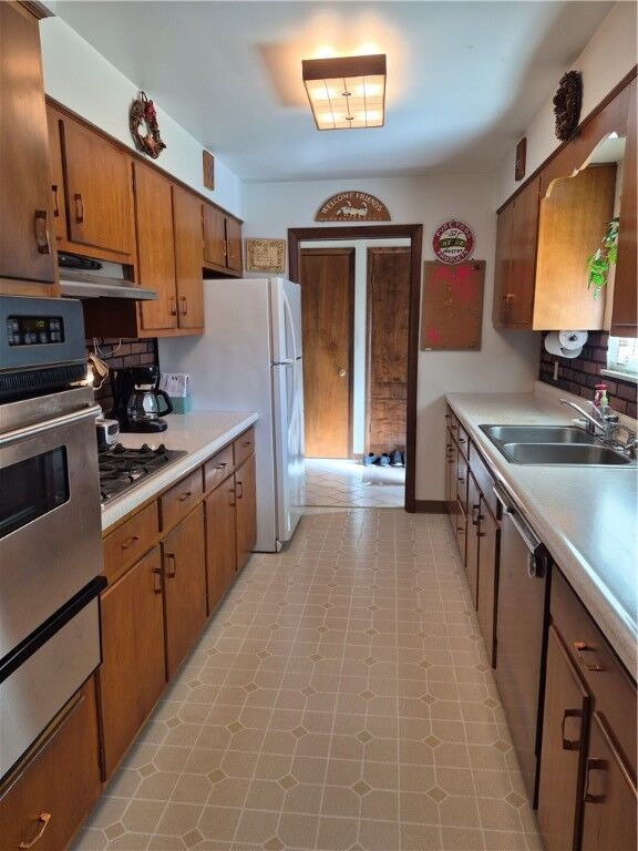 Property Photo: 3816 Hilltop Dr PA 15044