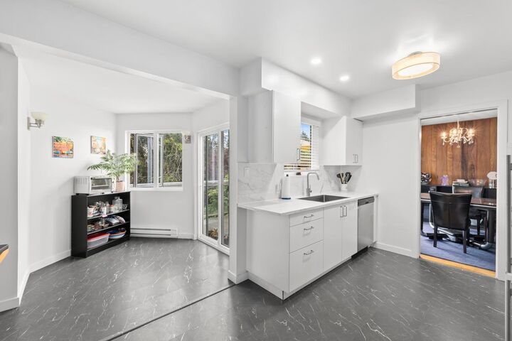 Photo de la propriété: 3878 Royal Oak Avenue BC V5G 3M2