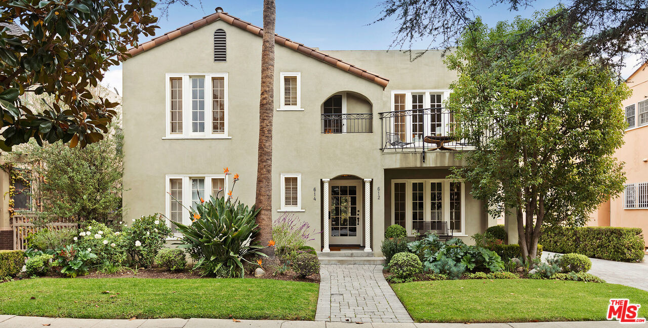 Property Photo:  614 N Beachwood Dr  CA 90004