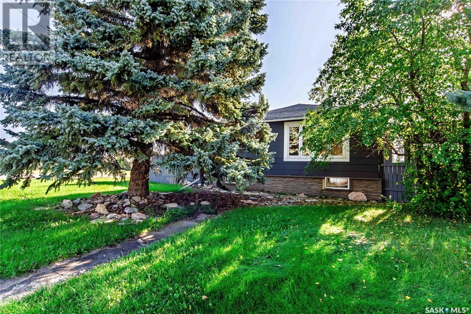 Property Photo:  235 4th Street  SK S0K 3J0 