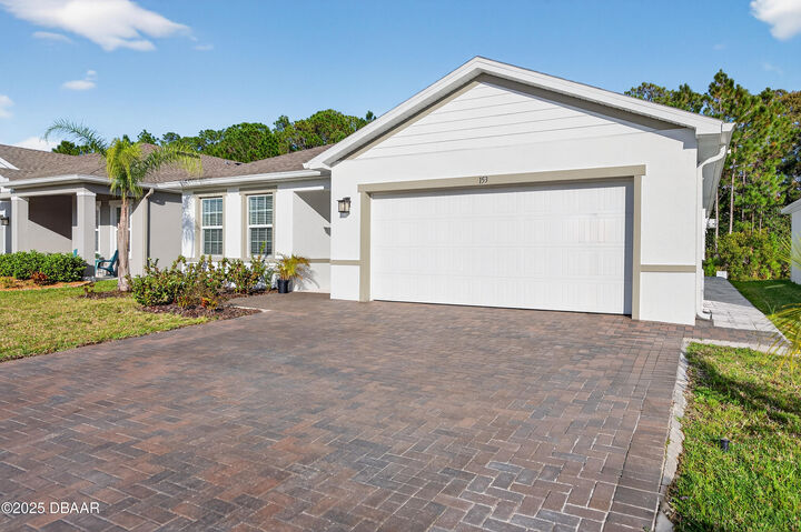 Property Photo: 153 E Eagle Harbor Way E FL 32124