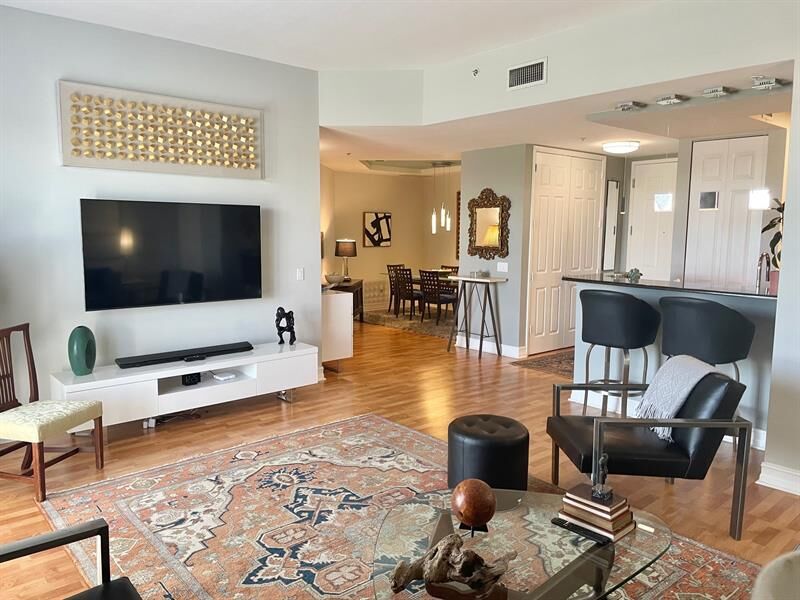 Property Photo: 2609 NE 14th Ave 402 FL 33334