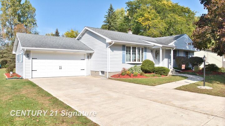 Property Photo: 2430 Meadowbrook Lane MI 48420