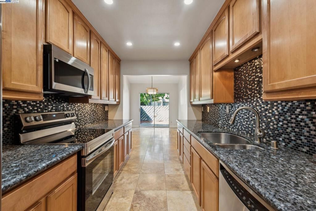Property Photo:  1042 Mangrove Ln  CA 94502