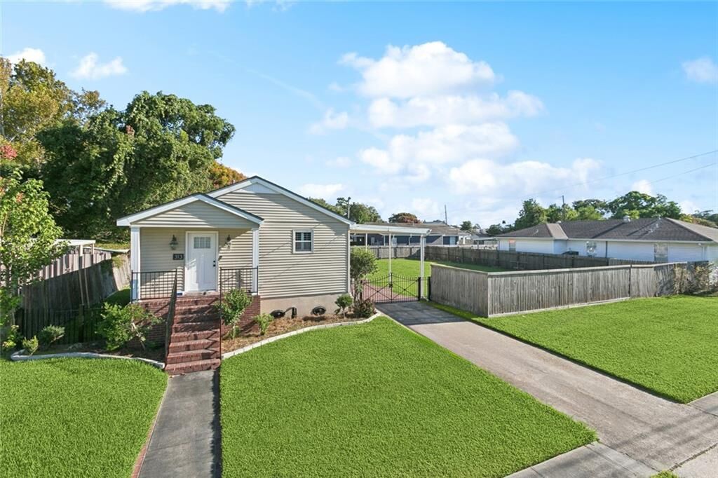 Property Photo:  313 Riess Place  LA 70043