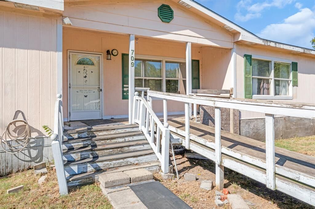 Property Photo:  709 Gladys Street  TX 75453