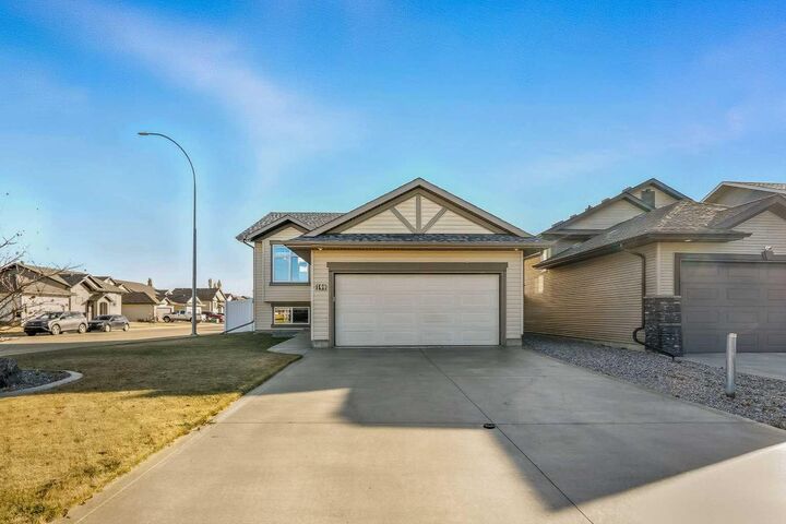 199 Robinson Avenue  Penhold AB T0M 1R0 photo
