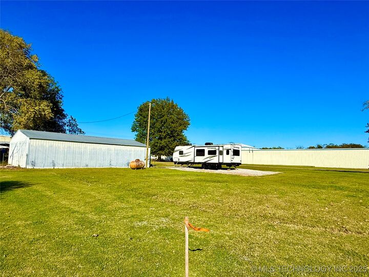 Property Photo: 704 E 2nd Avenue OK 74469