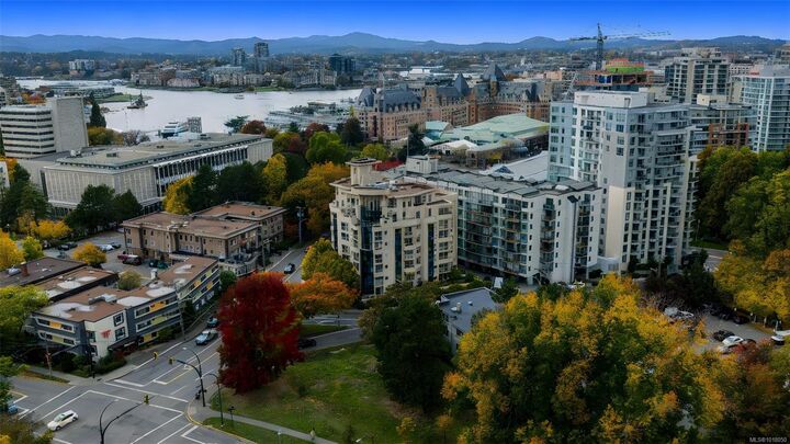 Property Photo: 605 Douglas St 101 BC V8V 2P9