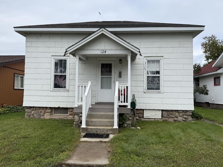 124 S B Street  Cheboygan MI 49721 photo