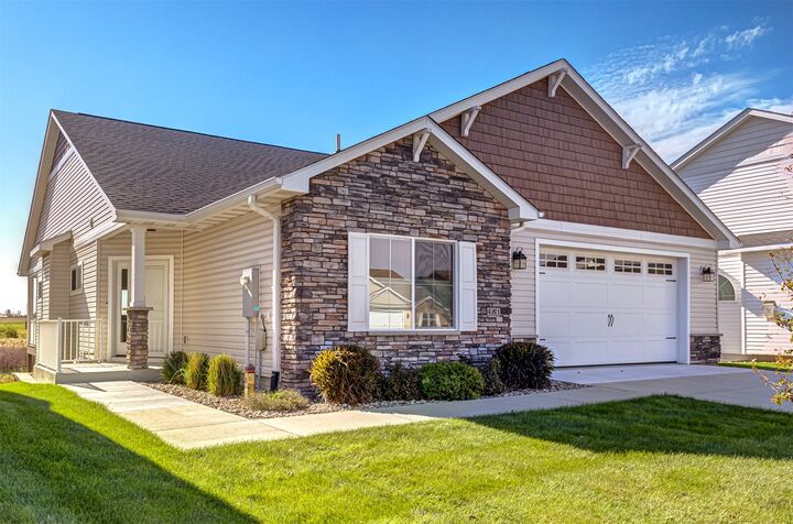 Property Photo:  481 Bella Vista Court  IA 50124