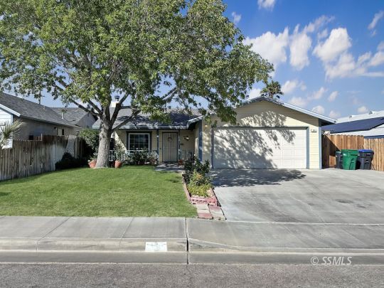 Property Photo:  930 W Hood Ave  CA 93555 