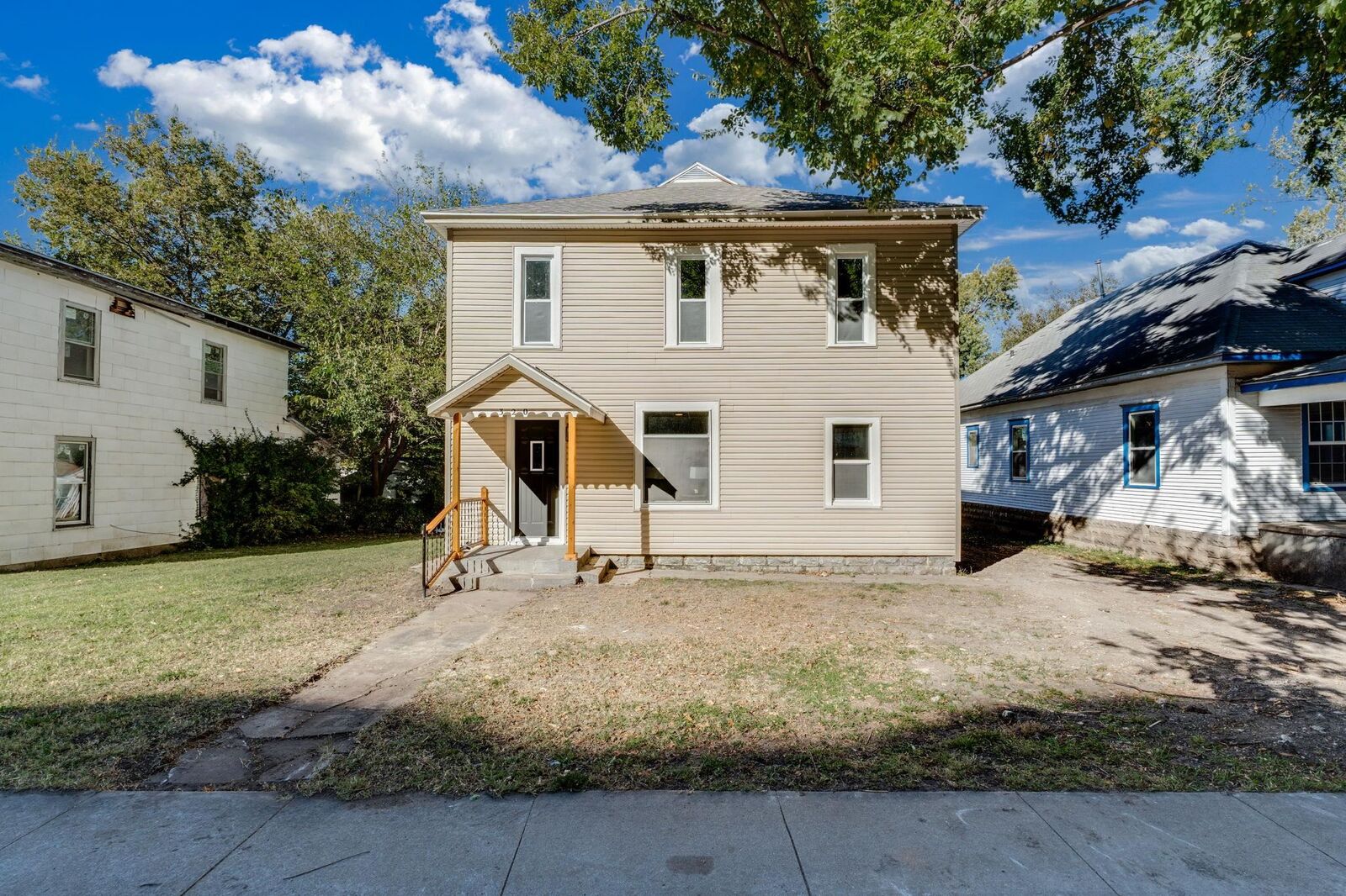 Photo de la propriété:  320 E 7th St  KS 67114-2702