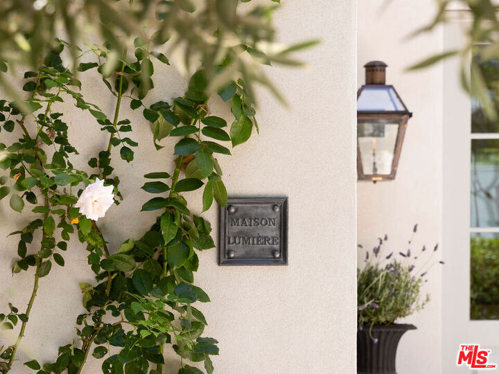 Property Photo:  419 Huntley Dr  CA 90048 