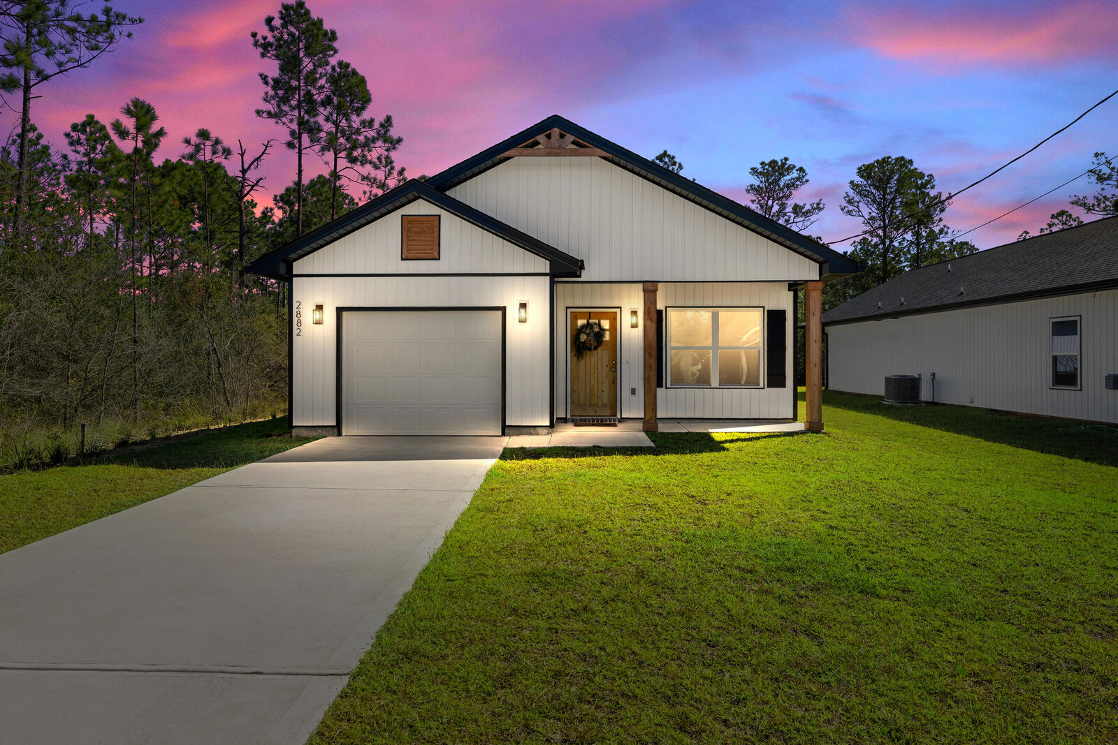 Property Photo: 2882 N 25th Avenue FL 32583