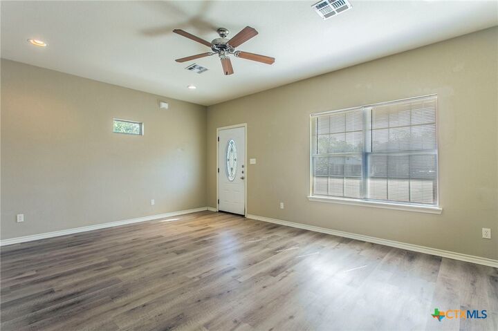 Property Photo:  1124 N Penelope Street  TX 76513 