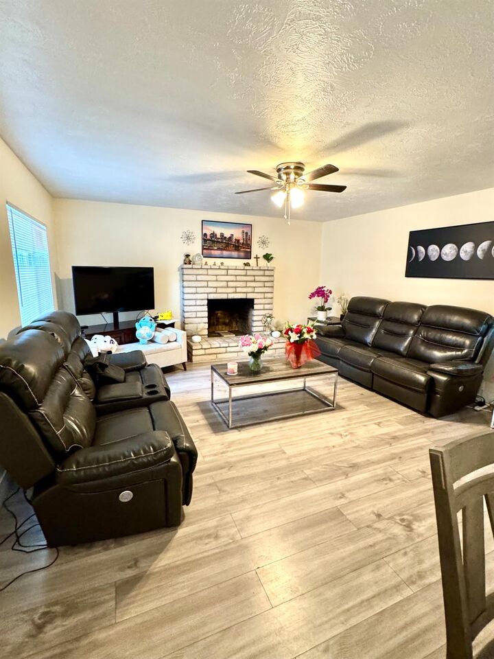 Property Photo: 4041 E Saginaw Way CA 93726