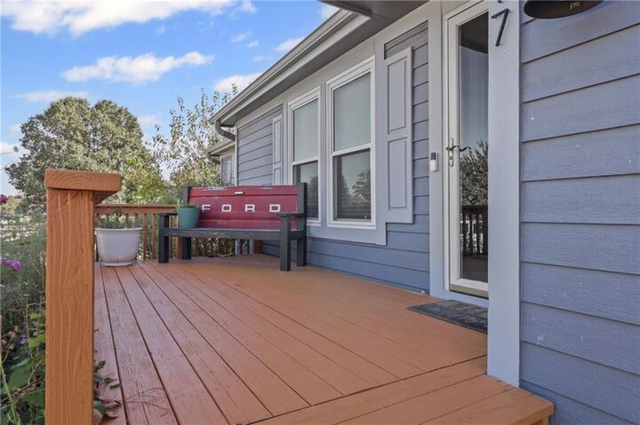 Property Photo:  1017 E Pumpkin Ridge Street  KS 66030