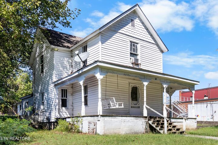 Property Photo:  105 Clinton St  TN 37748
