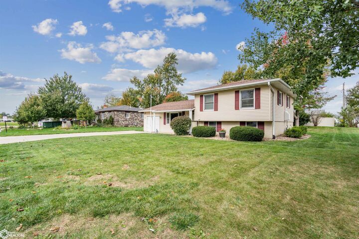 Property Photo:  114 Thunderbird  IA 50158