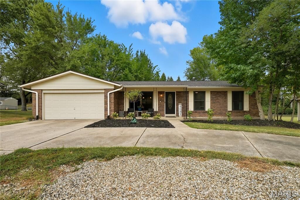 Property Photo:  10 Twin Oaks Drive  MO 63303