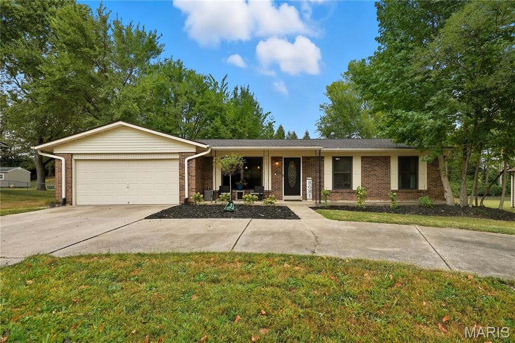 Property Photo:  10 Twin Oaks Drive  MO 63303