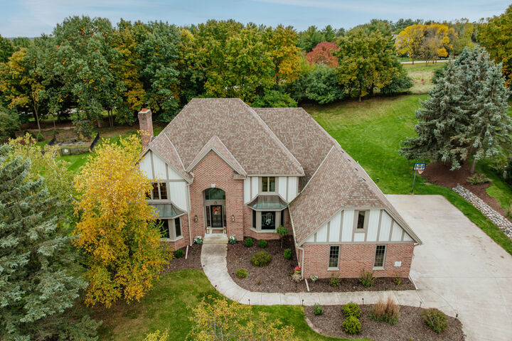 Property Photo:  N30w30257 Great Hill Ct  WI 53072