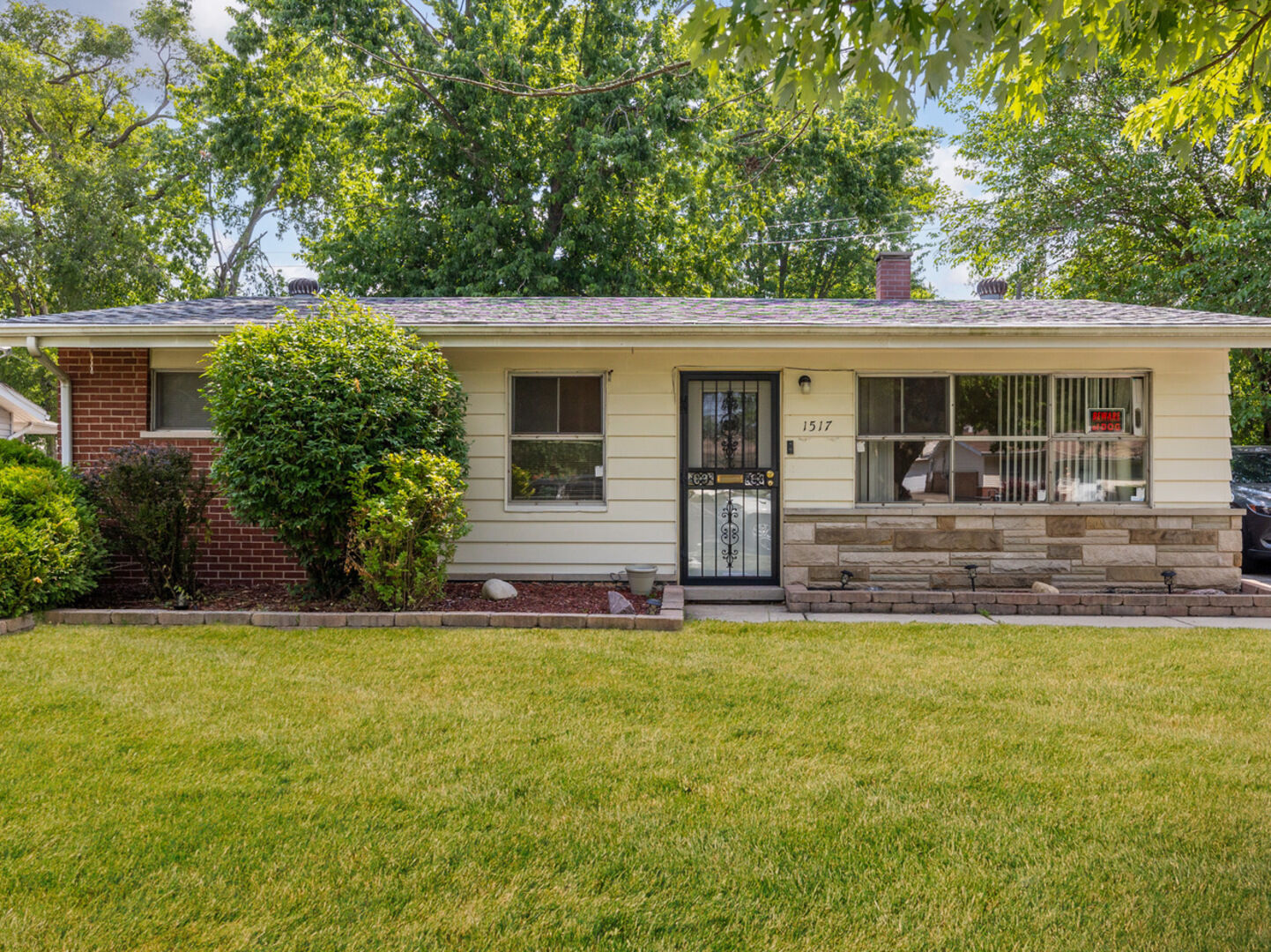 Property Photo:  1517 Freeland Avenue  IL 60409 